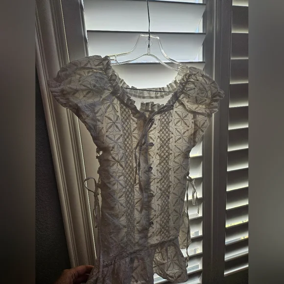 Elegant Cream Lace Women's Top Size Small - Picture 3 of 8